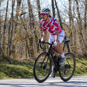 Cycliste femme maillot de vélo rose et blanc cuissard blanc