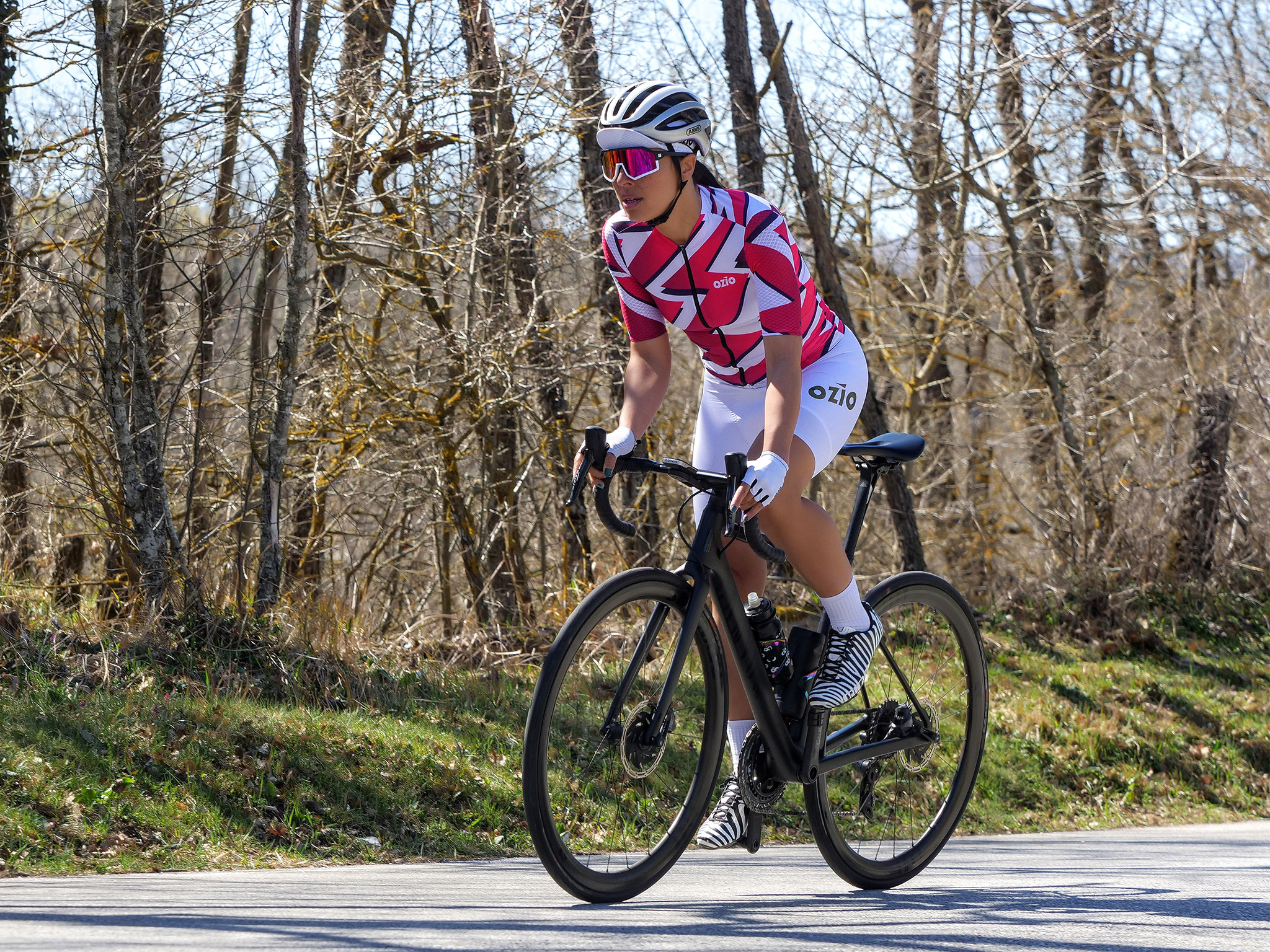 Cycliste femme maillot de vélo rose et blanc cuissard blanc