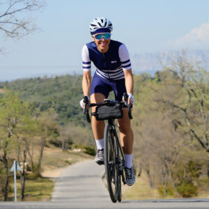 Cycliste femme de face avec cuissard bleu et maillot femme vélo type marinière