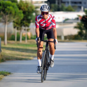 Maillot de vélo femme rose et blanc vu de loin