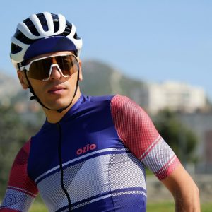 Cycliste casquette bleue