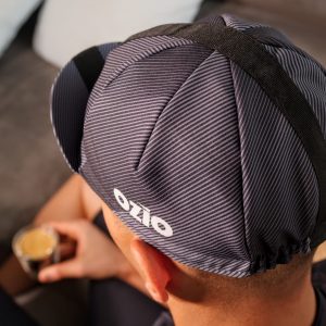 Vue arrière d'un homme avec casquette de vélo noire