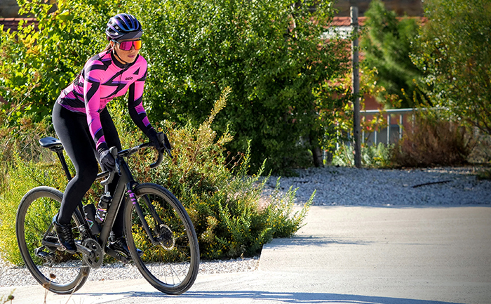 cycliste femme en tenue d'hiver