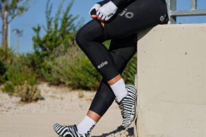 enfiler genouillères de vélo