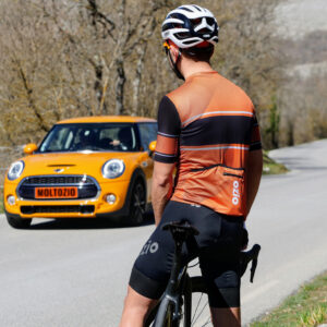 Cycliste route vu de dos maillot vélo manches courtes + voiture