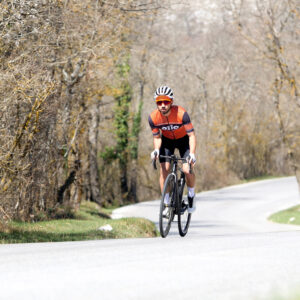 Cycliste homme route portant un maillot vélo manches courtes orange