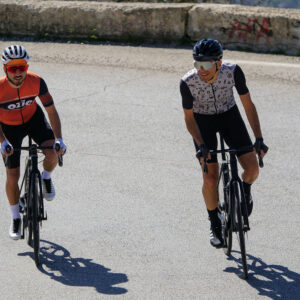 Cyclistes de face route avec maillot vélo manches courtes voyants