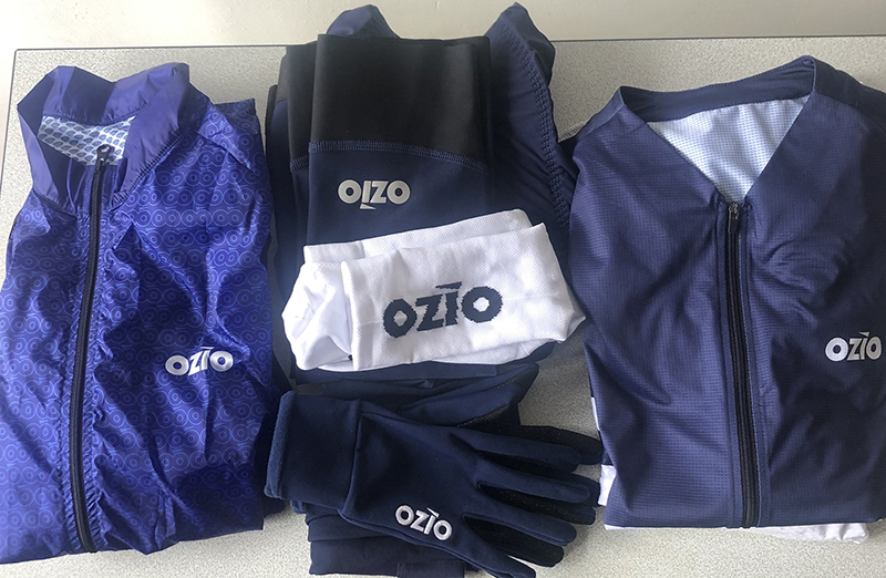 v&ecirc;tements de v&eacute;lo pli&eacute;s et pos&eacute;s