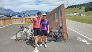 Couple de cycliste posant en haut du col des Saisies