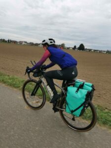 Cycliste en voyage &agrave; v&eacute;lo