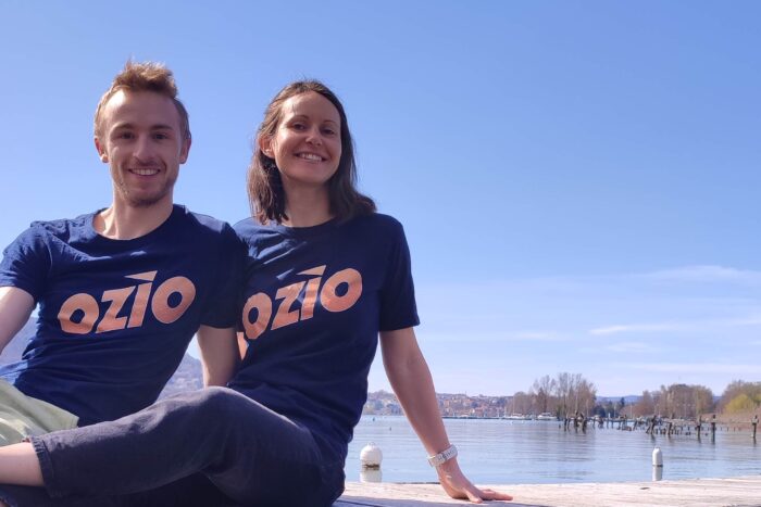Couple habill&eacute; d'un t-shirt bleu Ozio