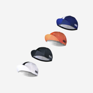 Casquettes de vélo bleu, orange, noir et blanches vues de face avec la visière relevée