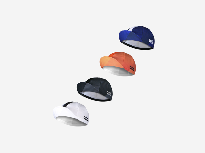 Casquettes de v&eacute;lo bleu, orange, noir et blanches vues de face avec la visi&egrave;re relev&eacute;e