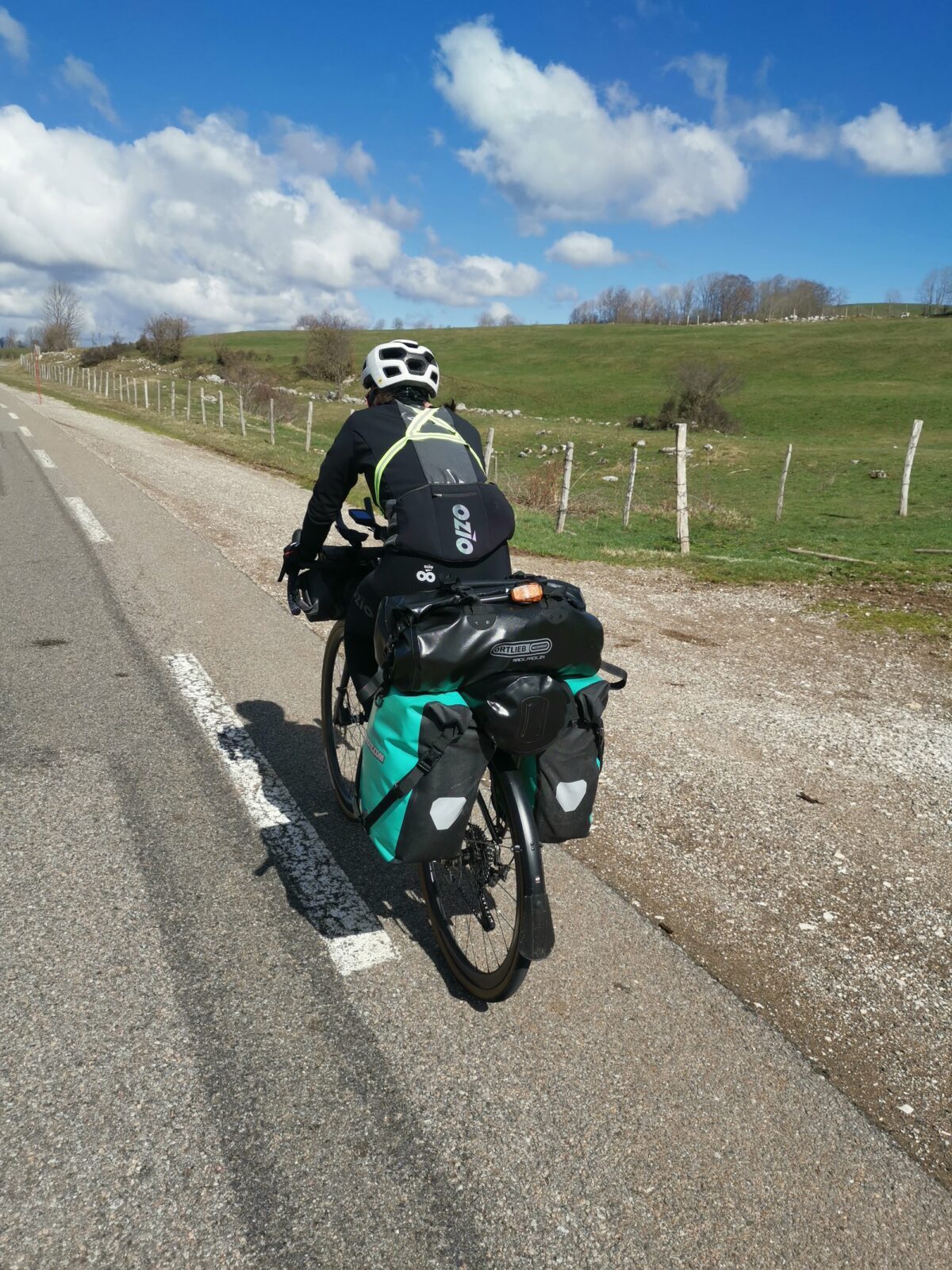 Cycliste en voyage &agrave; v&eacute;lo
