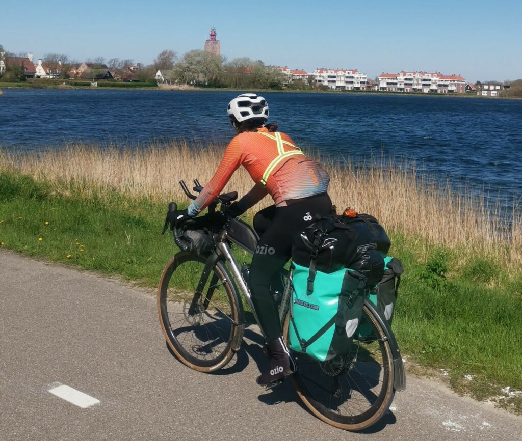 Cycliste équipé bike packing