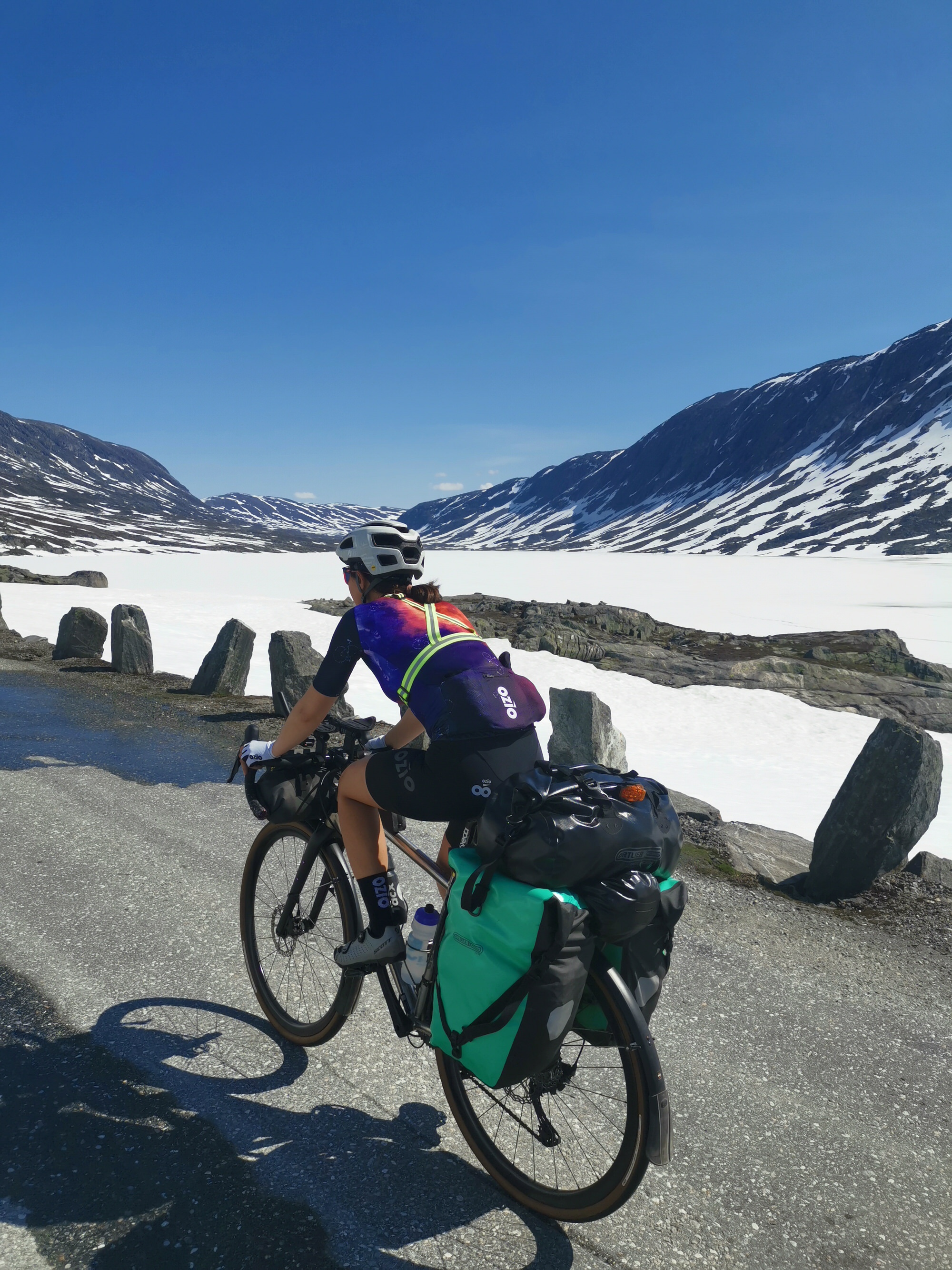 cycliste en voyage v&eacute;lo