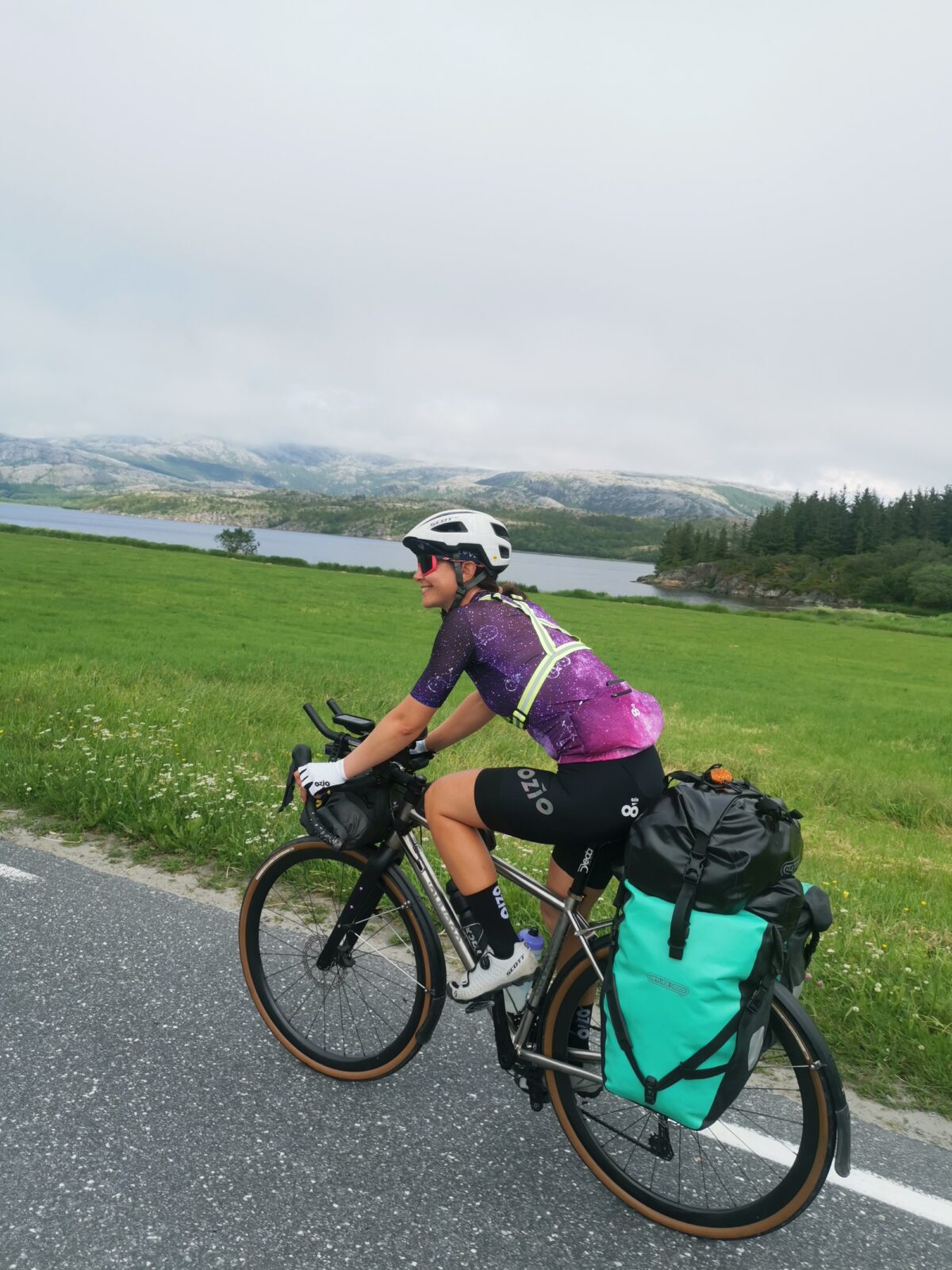 Cycliste voyage v&eacute;lo